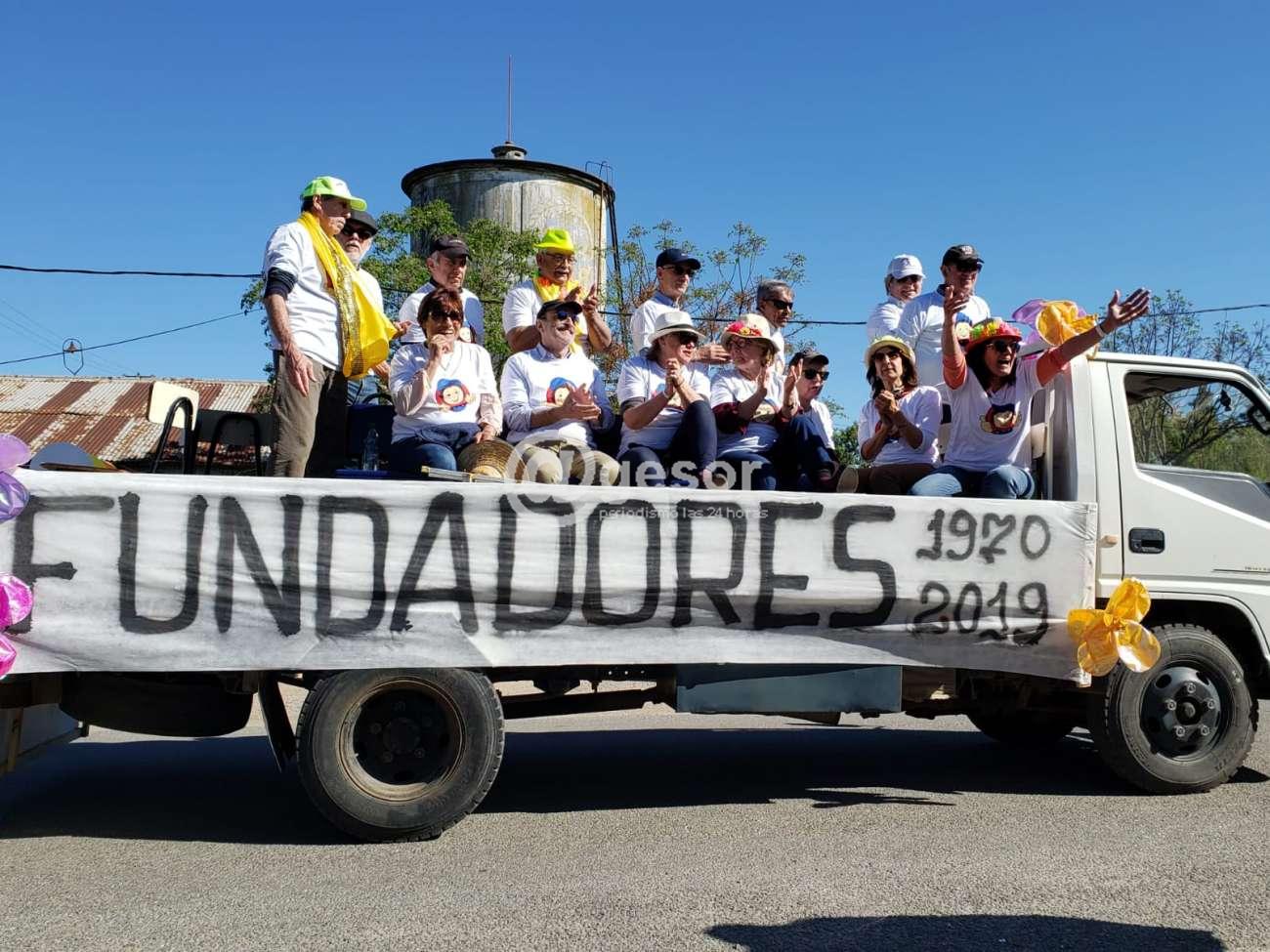 La popular  fiesta  nacida  hace  50 años  de un grupo de  estudiantes liceales que cada año congrega  a  numeroso público, y que en este  domingo se  vistió con todos sus  colores primaverales.